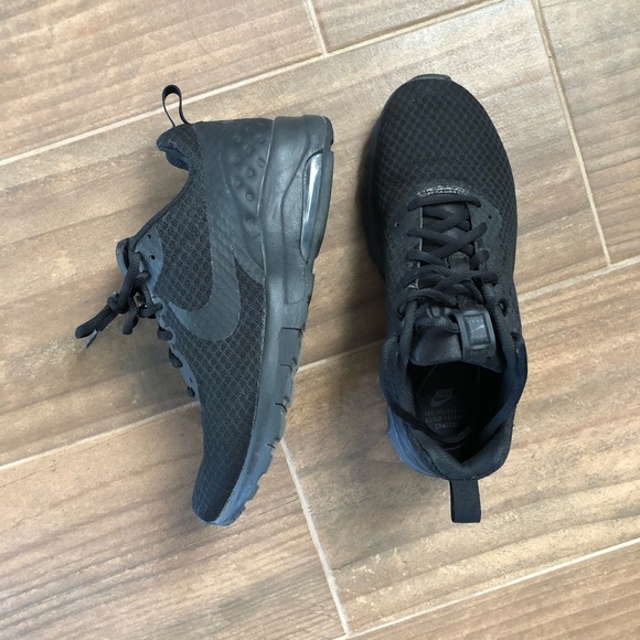 Black nike shoes - Picture 4 of 5